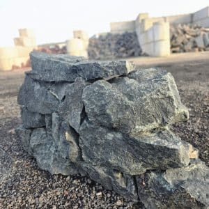 kleine Bruchstein Trockenmauer zur Hangabfangung im Garten