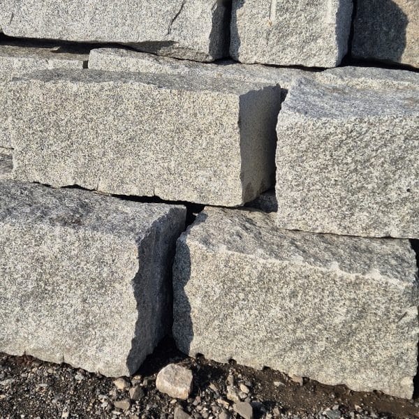 Gerade Mauer mit Quaderstein Granit Einzelstein Sitzstein Gartenarbeit