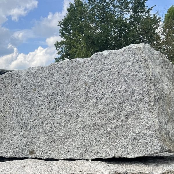 Granit Naturstein Quader 40x40 auf Lager heller Quaderstein Trockenmauerstein Anfahrschutz