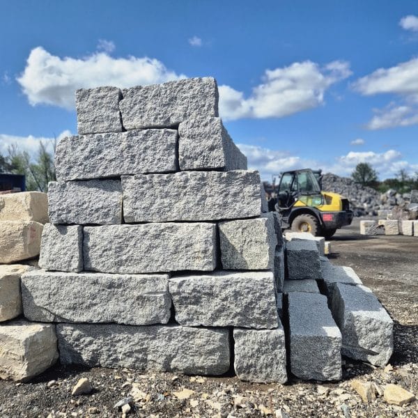 Granit Phyramide Trockenmauer Steinreihe rund um Haus und Garten