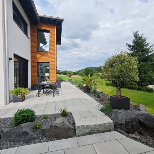 Granit Quaderstufe Terrassenstufe Trittstein helle Stufen