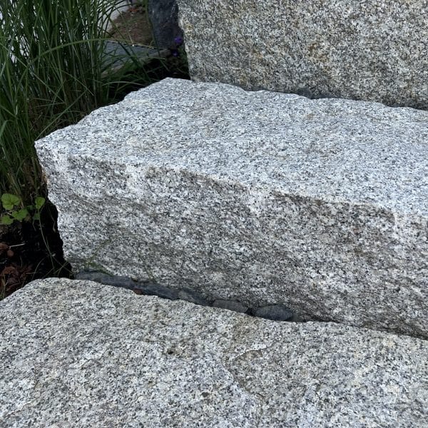 Granit Quadertreppe helle Gartentreppe Natursteinstufe Steinstufen
