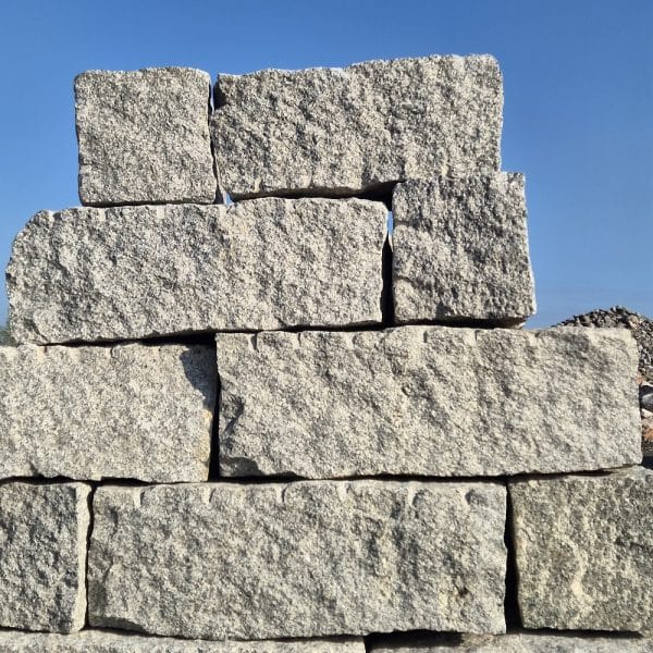 Natursteinhaus mit Granit Quader kreativer Garten Steinmauer
