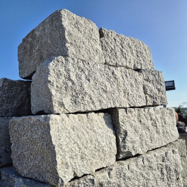 Stützwand Quadermauer Natursteine im Garten setzen