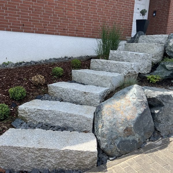 Treppe zum Hauseingang mit Granit Quader 40x40 schöner Treppenaufgang in Naturstein Vorgarten