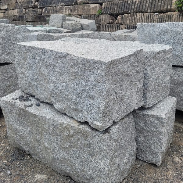 moderne Quadermauer Böschung abfangen Stützmauer mit weißem Granit