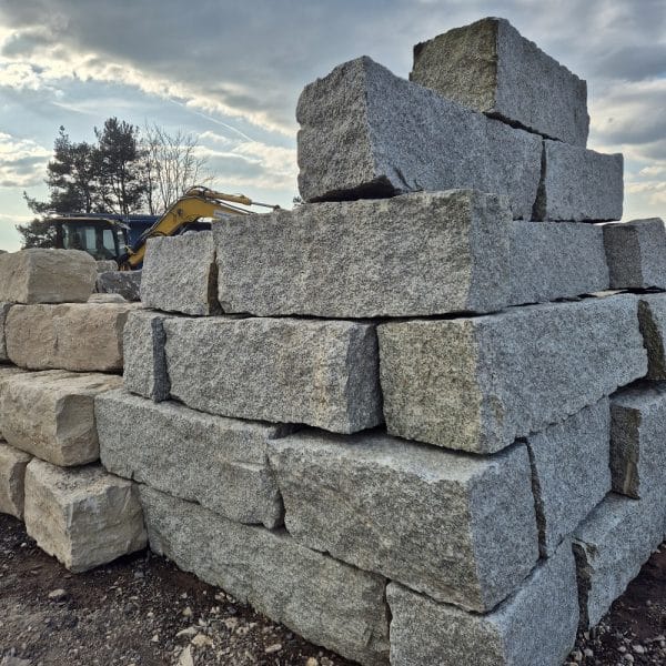 nachhaltiger Gartenbau mit Naturstein Grenzmauer Garten Sichtsschutzwand