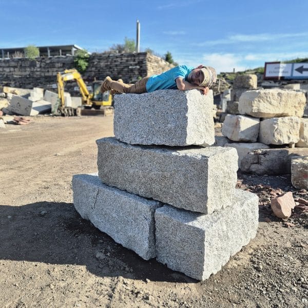 schöne Quadersteine Granit weiß Mauerbau Trockenmauer