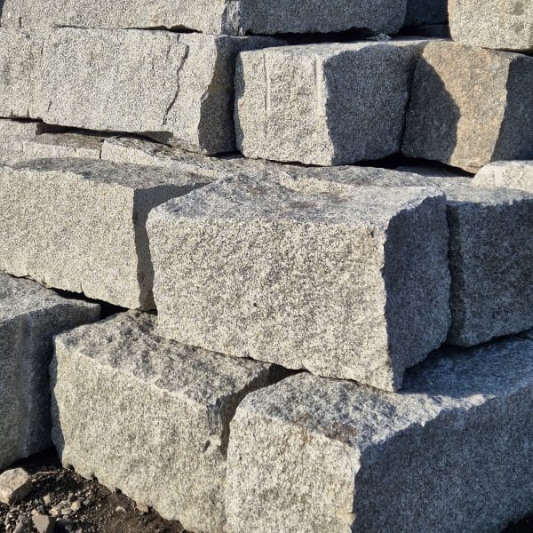 schöne Steinquader Naturstein Granit Neubau Außenanlage gestalten Galabau Natursteinarbeiten