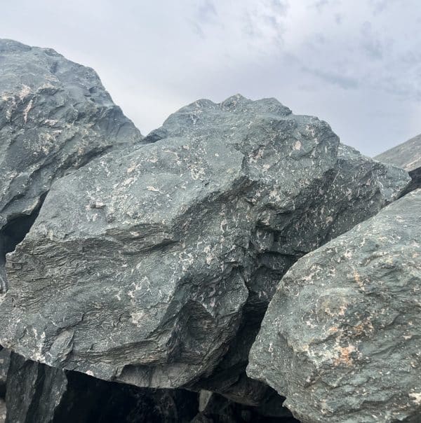 Diabas Bruchstein Mauerstein Trockenmauer zur Hangabfangung Hangsicherung Gartenlandschafsbau