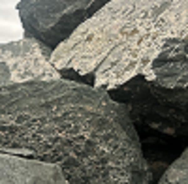 Diabas Rosenquarz Trockenmauer und Dekostein Natursteinmauer Bruchsteinmauer bauen verschiedene Steine