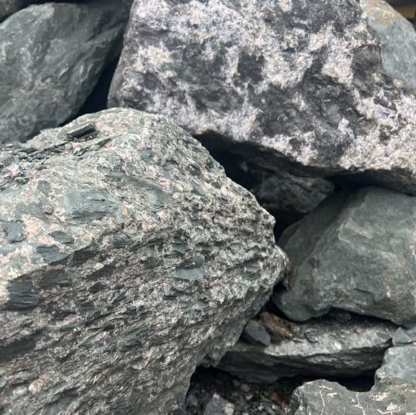 Diabas Rosenquarz besondere Bruchsteine Mauersteine bis 3000kg große Gartensteine
