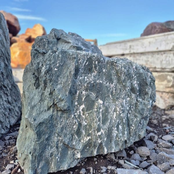 Kletterwand mit Naturstein Bruchstein Diabas
