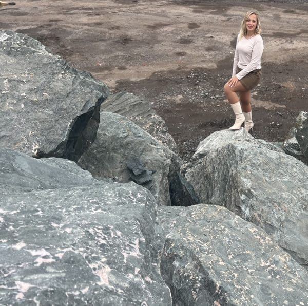 Lisa von Bollerrocks auf Rosenquarz Diabas Bruchstein Mauerstein bis 3000kg Gartenplanung
