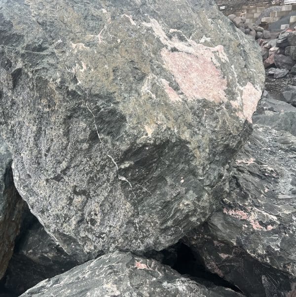 Naturstein mit Quarzeinschlüssen grüner Bruchstein Idden für Natursteinmauer Grenzstein
