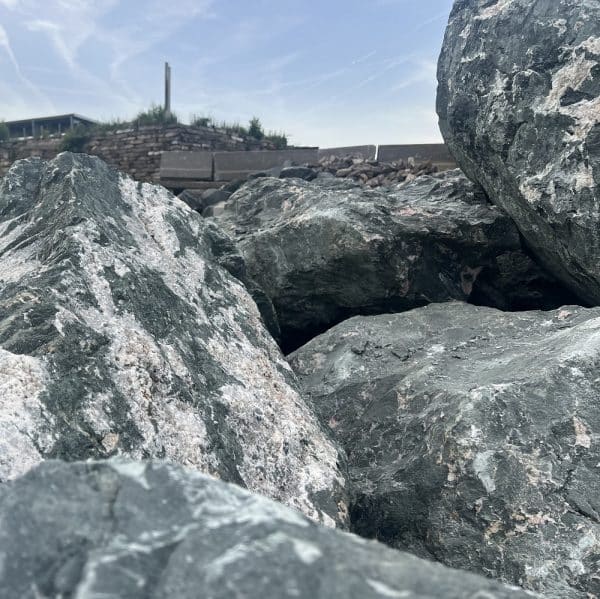 Natursteine mit Rosenquarz Diabas Bruchsteine mit einzigartigen Quarzeinschlüssen Bruchsteinmauer