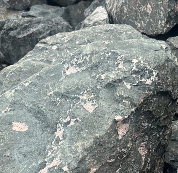 Natursteine mit tollen Rosenquarzeinschlüssen Trockenmauerbau Gartenideen Steingarten