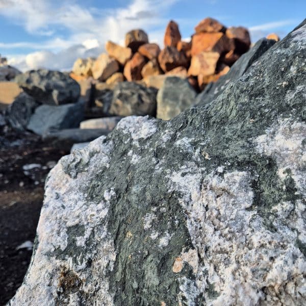 Rosenquarz Naturstein mit Kristalline kaufen bei Natursteinhandel Bollerrocks