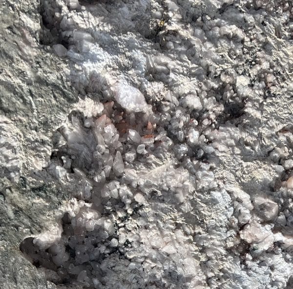 Rosenquarzstein Naturstein Terrassenaufbau mit Bruchsteinen Pflanzbeet Steinbeet Einzelstein