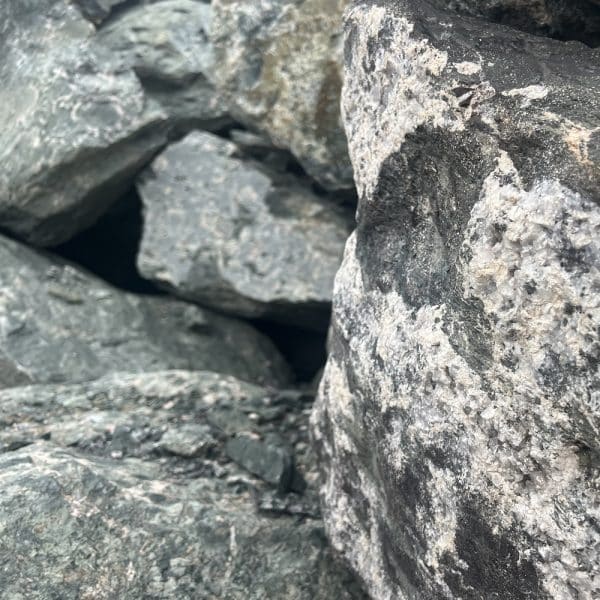 grüner Naturstein Bruchstein Quarzeinschlüsse Diabas Mauerstein Natursteinmauer bauen