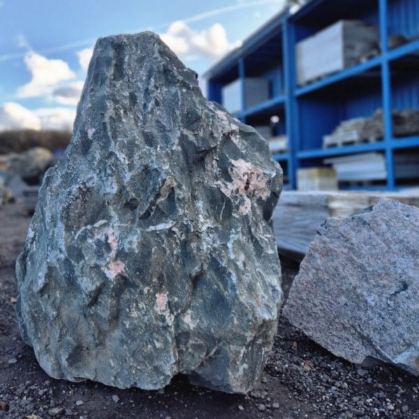 wundervolle Dekosteine Diabas mitRosenquarz durchzogen Kristall Enstapannte Plätze schaffen