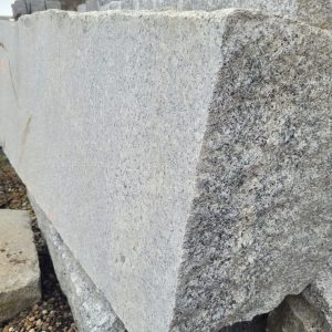 Granitquader einseitig gesägt