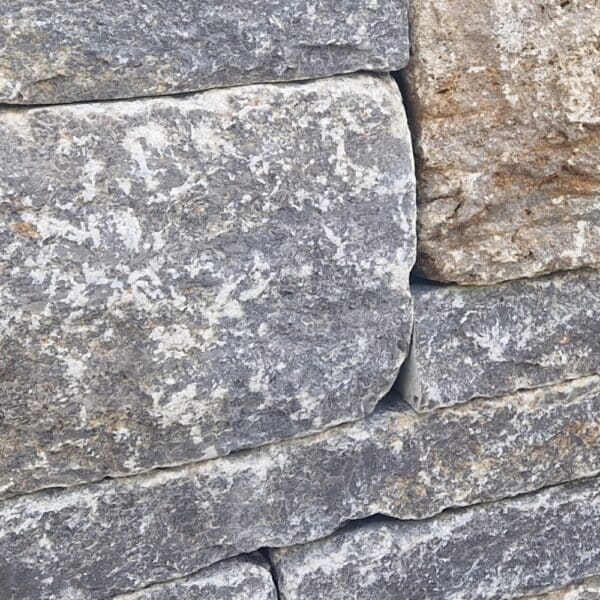 getrommelte graue Mauersteine Muschelkalk Limes Spalt Mauerstein