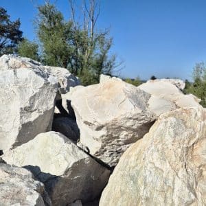 helle Gartengestaltung mit Naturstein Quarzit Bruchstein groß stabile Stützmauer