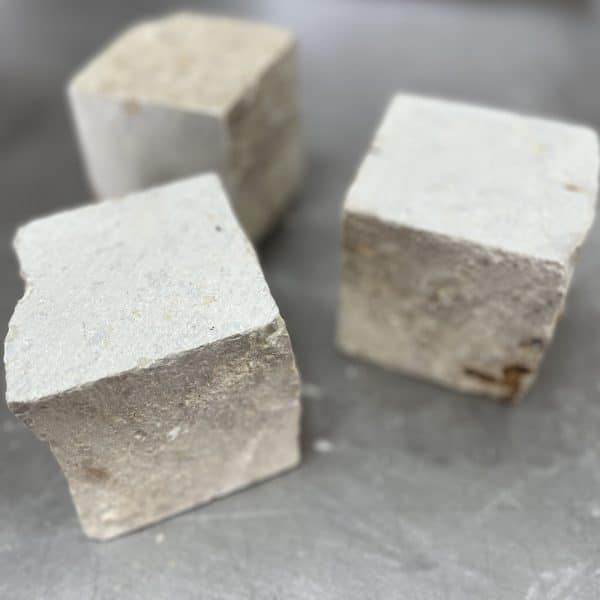 Handgemachte Pflastersteine deutsche Produktion Marmor hochwertiger Bodenbelag selbst verlegen in Splittbett oder Sandbett Katzenkopf Pflaster hell