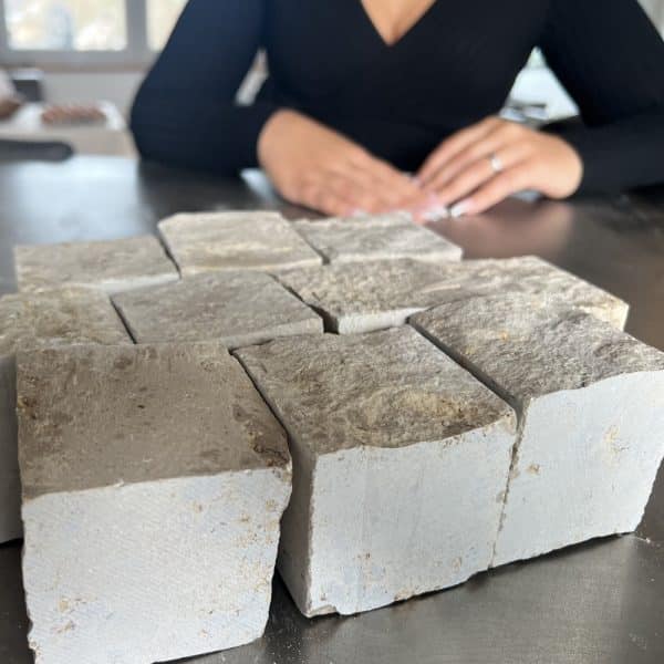 Jura Marmor Naturstein Pflaster 9 x 9 Verlegen Sie den Stein geschnitten oder gespalten nach oben. Gartenweg selbst pflastern
