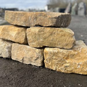 Sandstein Mauerstein gelb historisch behauen