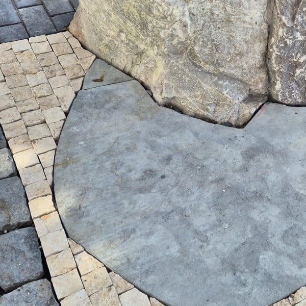 schöne Pflasterfläche mit Jura Marmor Musterfläche bei Bollerrock Bodensee Halle Aschaffenburg Köln Bonn