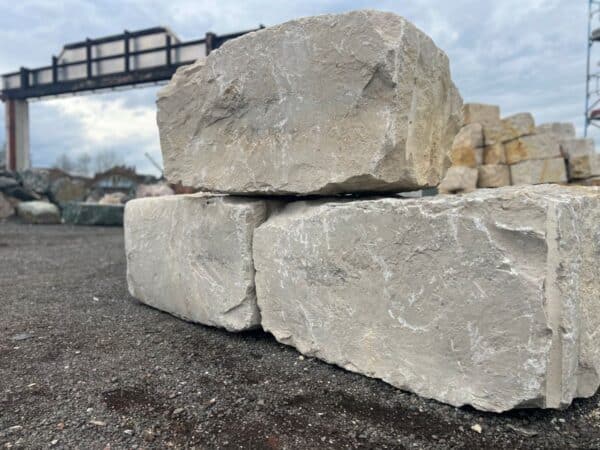 Massive Quader aus Jura Marmor für Außenanlagen Dortmund Essen