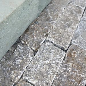 Muschelkalk Reihenpflaster edel eingebaut bei Bollerrocks