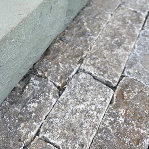 Muschelkalk Reihenpflaster edel eingebaut bei Bollerrocks