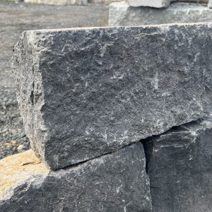 Basalt Mauersteine 15-25 gespalten