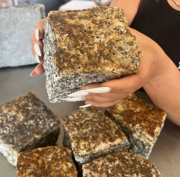 Akzente im Garten mit Natursteinpflaster grau braun setzten