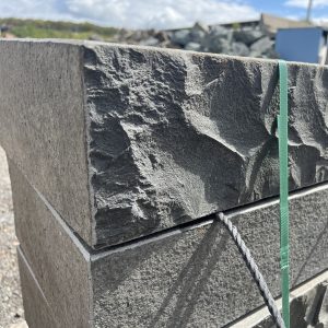 Basalt Naturstein Blockstufe schwarz 90