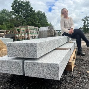 Granit grau Blockstufe 150 – 240 gesägt OF geflammt