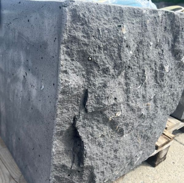 Basalt Sitzstein 50x50x50 Steinreihe im Garten Sitzwürfel Naturstein Gartenlandschaftsbau