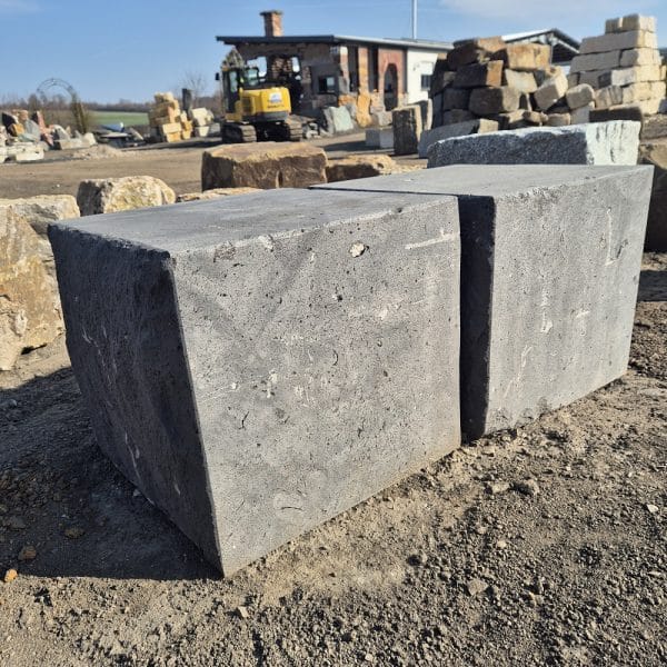 Basalt Sitzstein kaufen online bestellen bei Bollerrocks Natursteinhandel Hessen Berlin Hamburg Bremen