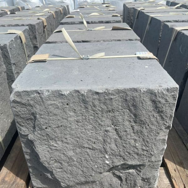 Basalt Sitzwürfel grauer Sitzstein Naturstein Gartensitz schöne Gartengestaltung