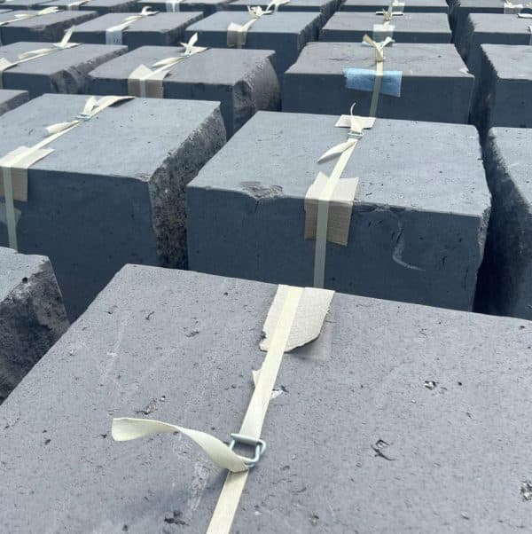 Basalt Steinwürfel Anfahrschutz für LKW und PKW dekorative Gestaltungsmöglichkeiten mit Naturstein Gartensitz moderne Steine