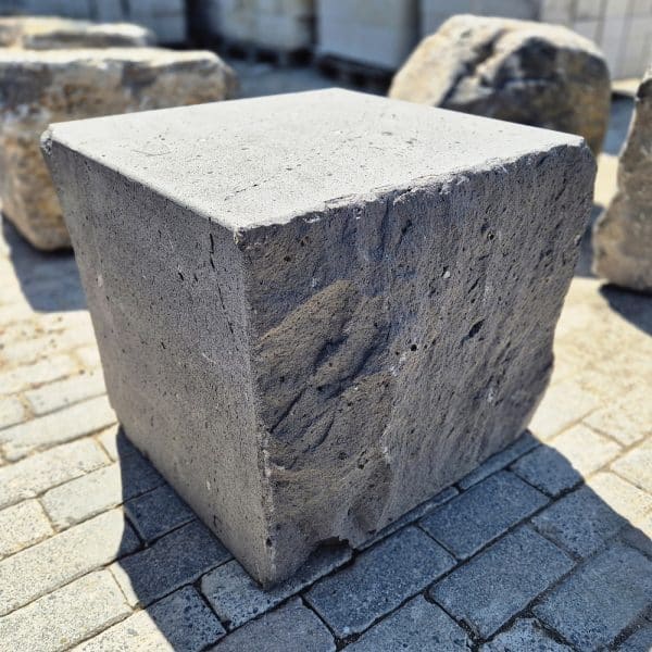 Gartenstein Sitzstein Würfel Basalt 50x50x50 Steinwürfel