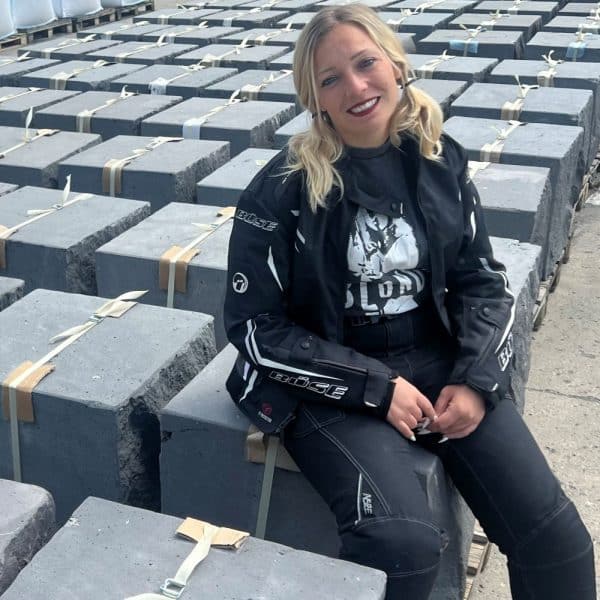 Lisa von Bollerrocks auf Basalt Sitzstein Steine für rund ums Haus Sitzreihe bauen Steingestaltung Natursteinwürfel