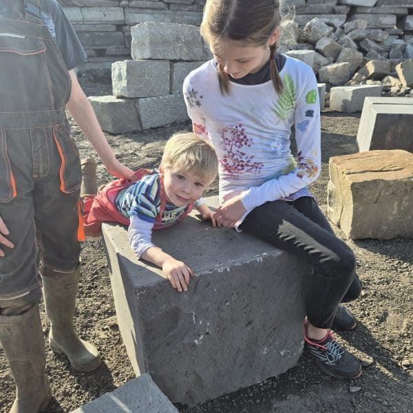 Sitzecke Sitzkreis mit Basalt Sitzwürfel Steingarten