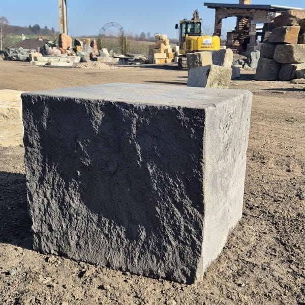 Spielgelände Schulgelände Schulhof mit Naturstein Sitzstein Basalt