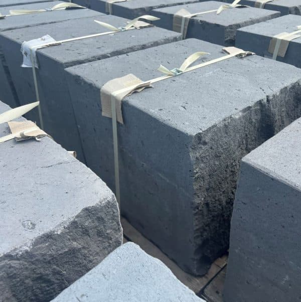 grauer Basalt Gestaltungsstein Naturstein rund ums Haus Galabau schöner Garten Steingarten