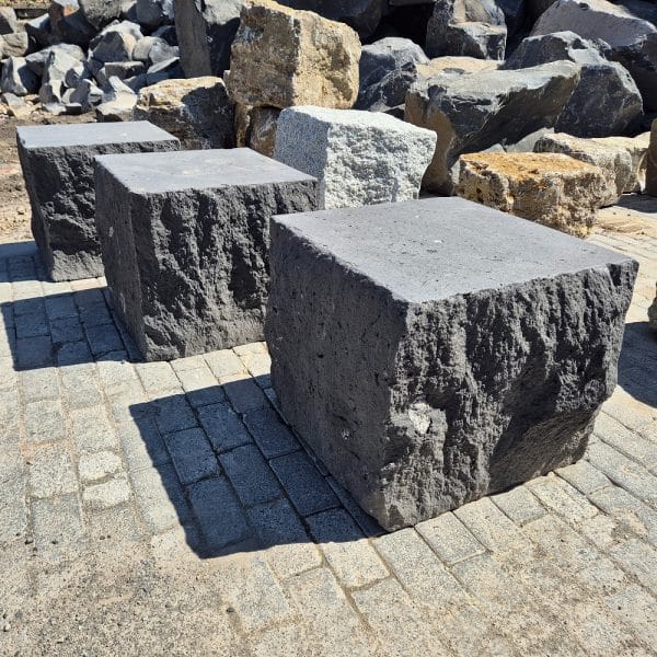 moderne Außenanlage Sitzreihe mit Steinwürfel grau