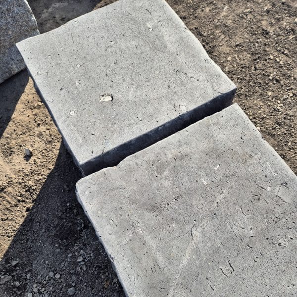 neutrale Outdoor Gestaltung mit Basalt Naturstein Lava